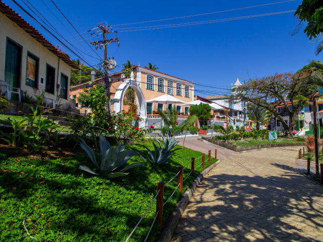 Praça na vila de Morro de São Paulo